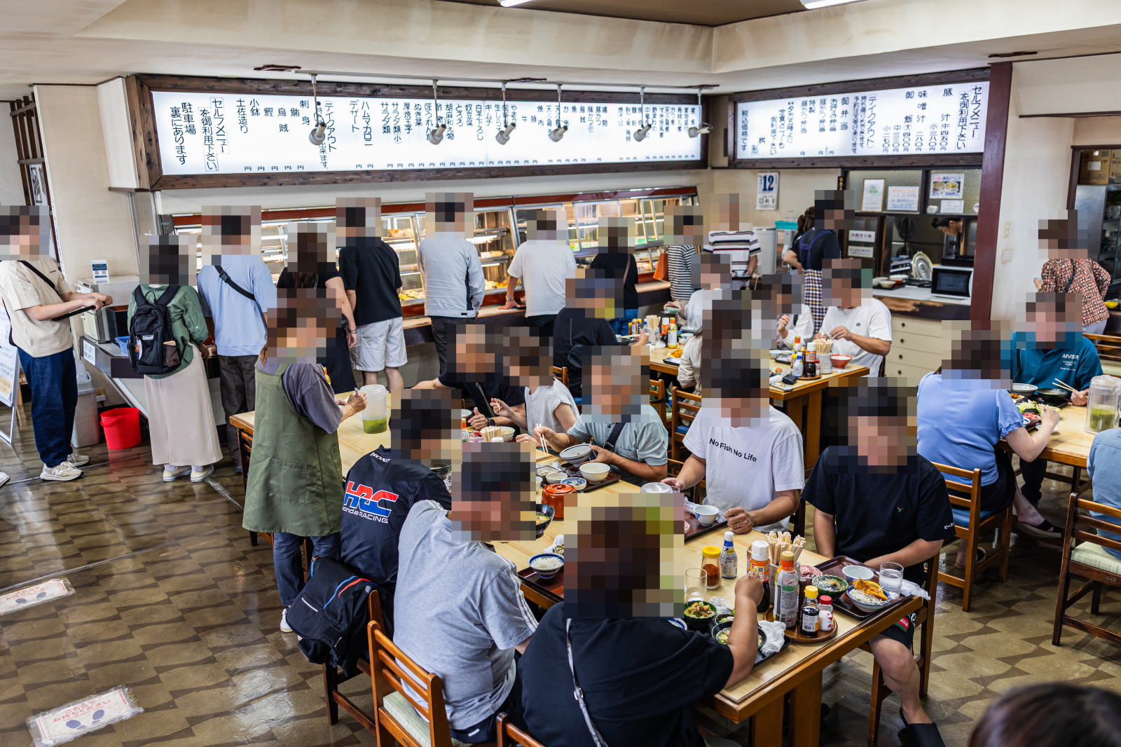 昼どき、多くのお客様で賑わうとん汁桝形の店内
