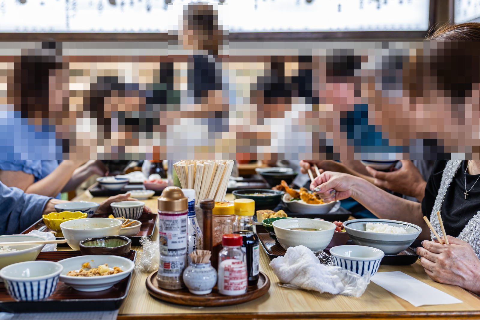 大きなテーブルを囲んで食事をする、とん汁桝形のお客様